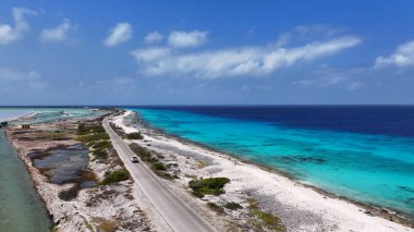 Bonaire Skyline, Bonaire Hollanda Antilleri 'ndeki Kralendijk' te. Ada Sahili. Mavi Deniz Manzarası. Bonaire Hollanda Antilleri 'nde Kralendijk. Turizm arka planı. Doğa Deniz Burnu.