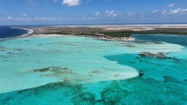 Hollanda 'nın Bonaire Antilleri' ndeki Kralendijk 'te Sorobon Plajı. Ada Sahili. Mavi Deniz Manzarası. Bonaire Hollanda Antilleri 'nde Kralendijk. Turizm arka planı. Doğa Deniz Burnu.