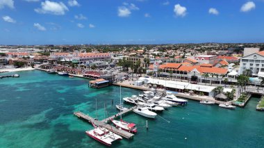 Hollanda Karayipler 'deki Oranjestad' da Aruba Skyline. Karayip Şehri. Skyline şehir merkezinde. Hollanda Karayipler 'deki Oranjestad Aruba. Şehir manzarası dönüm noktası. Rönesans Binaları.