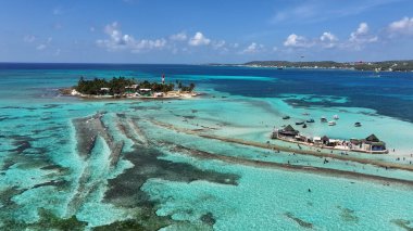 Karayip Adası Kolombiya 'daki San Andres Akvaryum Koyu. Plaj manzarası. Karayip Cenneti. San Andres Karayip Adası Kolombiya 'sında. Deniz Burnu Açık Hava. Doğa Turizmi.