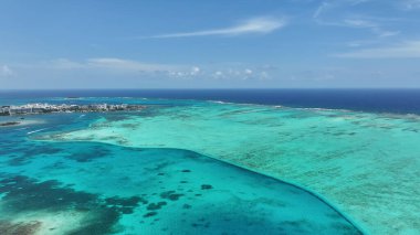 Karayip Adası Kolombiya 'daki San Andres sualtı kumulları. Plaj manzarası. Karayip Cenneti. San Andres Karayip Adası Kolombiya 'sında. Deniz Burnu Açık Hava. Doğa Turizmi.