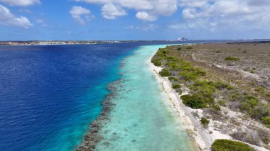 Bonaire Hollanda Antilleri 'ndeki Kralendijk' te küçük Bonaire. Ada Sahili. Mavi Deniz Manzarası. Bonaire Hollanda Antilleri 'nde Kralendijk. Turizm arka planı. Doğa Deniz Burnu.