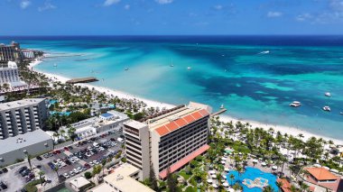 Hollanda Karayipler 'deki Oranjestad' daki Palm Beach Aruba. Karayip Sahili. Mavi Deniz Arkaplanı. Hollanda Karayipler 'deki Oranjestad Aruba. Turizm arazisi. Doğa Deniz Burnu.