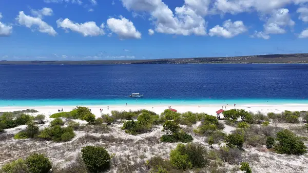 Klein Bonaire Kralendijk, Bonaire Hollanda Antilleri 'nde. Ada Sahili. Mavi Deniz Manzarası. Bonaire Hollanda Antilleri 'nde Kralendijk. Turizm arka planı. Doğa Deniz Burnu.