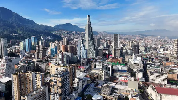 Cundinamarca Kolombiya 'daki Bogota' da Bogota Skyline. Şehir merkezindeki şehir manzarası. Finans Bölgesi Geçmişi. Bogota Cundinamarca Kolombiya 'da. High Rise Binaları. İş Trafiği.