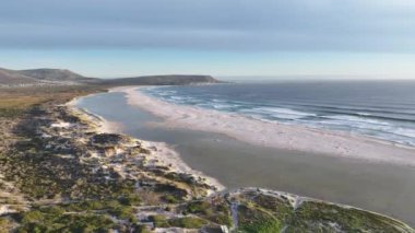 Güney Afrika 'daki Cape Town' daki Noordhoek Plajı. İnanılmaz plaj sahnesi. Sahil Gölü. Cape Town Batı Cape Güney Afrika 'da. Turizm Seyahati. Paradisiac Skyline.