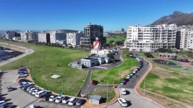Güney Afrika 'nın batısındaki Cape Town' daki Yeşil Nokta Deniz Feneri. Masa Dağı manzarası. Şehir merkezinde. Cape Town Batı Cape Güney Afrika 'da. Turizm Seyahati. Büyüleyici Skyline.