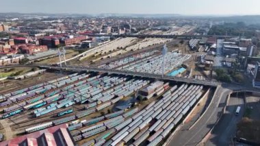 Güney Afrika 'daki Johannesburg' daki Mandela Köprüsü. Şehir merkezindeki şehir manzarası. İş Bölgesi Geçmişi. Güney Afrika 'da Johannesburg' da. High Rise Binaları. Şehir Simgesi.