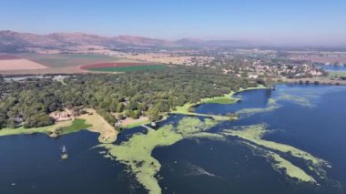 Hartbeespoort Barajı Kuzey Batı Güney Afrika 'da. Göl manzarası. Seyahat güzergahı. Hartbeespoort Kuzey Batı Güney Afrika 'da. Sahil Otelleri. Körfez Su Sahnesi.