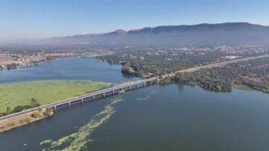 Kuzey Batı Afrika 'daki Hartbeespoort' taki ünlü köprü. Göl manzarası. Seyahat belgesi. Hartbeespoort Kuzey Batı Güney Afrika 'da. Lüks oteller. Magaliesberg Dağ Sahnesi.