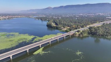 Kuzey Batı Afrika 'daki Hartbeespoort' taki Magaliesberg Dağı. Göl manzarası. Seyahat güzergahı. Hartbeespoort Kuzey Batı Güney Afrika 'da. Sahil Otelleri. Körfez Su Sahnesi.