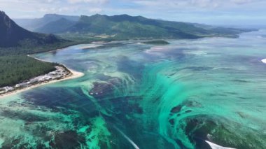 Mauritius Adası 'ndaki Le Morne' de sualtı şelalesi. Hint Okyanusu Sahili. Afrika Arkaplanı. Mauritius Adası 'ndaki Le Morne. Turizm arazisi. Doğa Deniz Burnu.