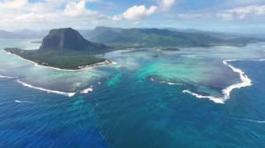 Mauritius Adası 'ndaki Le Morne' de sualtı şelalesi. Hint Okyanusu Sahili. Afrika Arkaplanı. Mauritius Adası 'ndaki Le Morne. Turizm arazisi. Doğa Deniz Burnu.