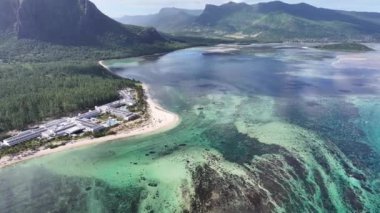 Mauritius Adası Mauritius 'taki Port Louis' de Le Morne. Hint Okyanusu Sahili. Afrika Arkaplanı. Mauritius Adası 'ndaki Port Louis Mauritius. Turizm arazisi. Doğa Deniz Burnu.