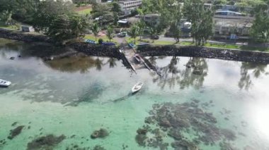 Mauritius Adası 'ndaki Baie Du Cap rıhtımında tekneler. Hint Okyanusu manzarası. Plaj cenneti. Mauritius Adası 'nda Baie Du Cap. Deniz Burnu Açık Hava. Doğa Turizmi.