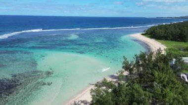 Mauritius Adası 'ndaki Port Louis' deki Riambel Plajı. Hint Okyanusu Sahili. Afrika Arkaplanı. Mauritius Adası 'ndaki Port Louis. Turizm arazisi. Doğa Deniz Burnu. Açık havada Seyahat.