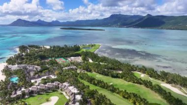 Mauritius Adası Mauritius 'taki Port Louis' de Le Morne. Hint Okyanusu Sahili. Afrika Arkaplanı. Mauritius Adası 'ndaki Port Louis. Turizm arazisi. Doğa Deniz Burnu. Açık hava Mauricia.