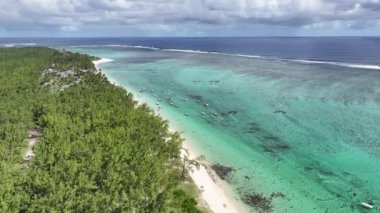 Mauritius Adası Mauritius 'taki Port Louis' deki Le Morne Plajı. Hint Okyanusu manzarası. Plaj cenneti. Mauritius Adası 'ndaki Port Louis. Deniz Burnu Açık Hava. Doğa Arkaplanı. Turizm Seyahati.