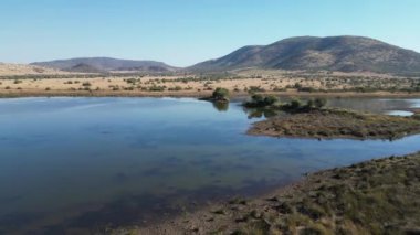 Kuzey Batı Afrika 'daki Pilanesberg Ulusal Parkı' nda Manzaralı Göl. Afrika Hayvanları Peyzajı. Pilanesberg Ulusal Parkı. Pilanesberg Ulusal Parkı Kuzey Batı Güney Afrika 'da. Büyük Beş Hayvan.