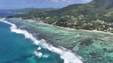 Victoria Seyşeller 'deki Mahe Adası' nda Anse Aux Pins Plajı. Hint Okyanusu Sahili. Afrika Arkaplanı. Victoria 'daki Mahe Adası. Turizm arazisi. Doğa Deniz Burnu. Açık havada Seyahat.