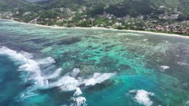 Victoria Seyşeller 'deki Mahe Adası' nda Anse Aux Pins Plajı. Hint Okyanusu manzarası. Plaj cenneti. Victoria 'daki Mahe Adası. Deniz Burnu Açık Hava. Archipelago arka planı. Turizm Seyahati.