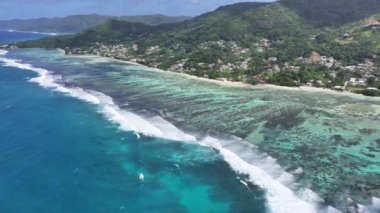 Victoria Seyşeller 'deki Mahe Adası' nda Anse Aux Pins Plajı. Hint Okyanusu Sahili. Afrika Arkaplanı. Victoria 'daki Mahe Adası. Turizm arazisi. Doğa Deniz Burnu. Açık havada Seyahat.