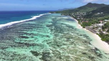 Victoria Seyşeller 'deki Mahe Adası' nda Anse Aux Pins Plajı. Hint Okyanusu Sahili. Afrika Arkaplanı. Victoria 'daki Mahe Adası. Turizm arazisi. Doğa Deniz Burnu. Açık havada Seyahat.