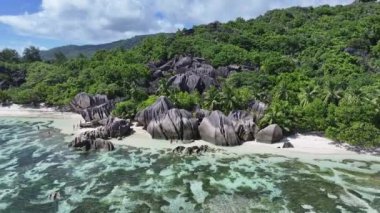 Victoria Seyşeller 'deki La Digue Adası' nda şeffaf bir kano. Hint Okyanusu Sahili. Afrika Arkaplanı. Victoria 'daki La Digue Adası. Turizm arazisi. Doğa Deniz Burnu. Açık havada Seyahat.