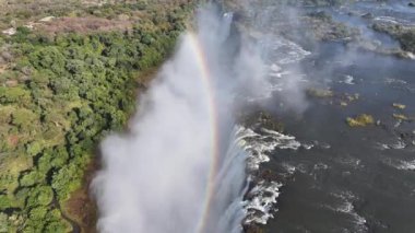 Kuzey Rodezya Zambiya 'daki Livingstone' da Victoria Şelalesi. Doğa Şelalesi. Zambezi Nehri Peyzajı. Kuzey Rodezya Zambiya 'da Livingstone. Güney Afrika. Turizm Seyahati.