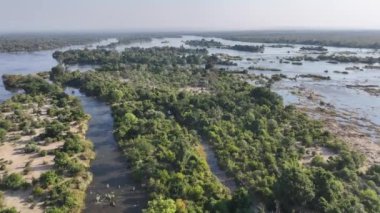 Kuzey Rodezya Zambiya 'daki Livingstone' daki Zambezi Nehri. Dev Şelaleler. Doğa manzarası. Kuzey Rodezya Zambiya 'da Livingstone. Zambezi Nehri. Seyahat Manzarası.