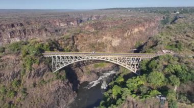 Kuzey Zimbabwe 'deki Victoria Şelalesindeki Köprü Sınırı. Tarihi Köprü. Zambezi Nehri Peyzajı. Kuzey Zimbabwe 'de Victoria Şelalesi. Güney Afrika. Turizm Seyahati.