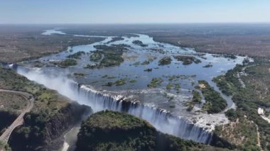 Zimbabwe Skyline Matabeleland, Kuzey Zimbabwe 'deki Victoria Şelalesinde. Dev Şelaleler. Doğa manzarası. Kuzey Zimbabwe 'de Victoria Şelalesi. Zambezi Nehri. Seyahat Manzarası.