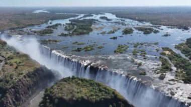 Kuzey Rodezya Zambiya 'daki Livingstone' da Victoria Şelalesi. Doğa Şelalesi. Zambezi Nehri Peyzajı. Kuzey Rodezya Zambiya 'da Livingstone. Güney Afrika. Turizm Seyahati.