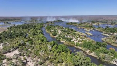Kuzey Zimbabwe 'deki Victoria Şelalesi' ndeki Zambezi Nehri. Doğa Şelalesi. Zambiya Sınır Manzarası. Kuzey Zimbabwe 'de Victoria Şelalesi. Güney Afrika. Turizm Seyahati.