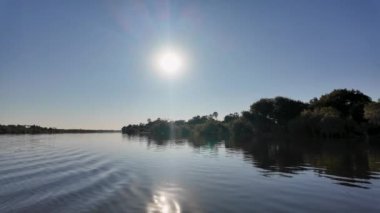 Victoria Falls Zimbabwe 'deki Zambezi Nehri' nde Günbatımı Gökyüzü. Renkli Günbatımı. Doğa manzarası. Victoria Şelalesi Zimbabwe 'deki Zambezi Nehri. Safari arka planında dolaşın. Seyahat Manzarası.