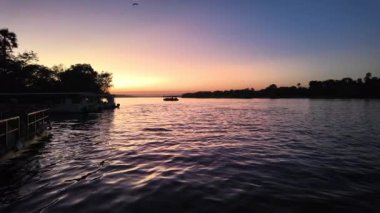 Zimbabwe Skyline Victoria Falls Zambiya 'daki Zambezi Nehri' nde. Günbatımı Skyline. Doğa manzarası. Zambezi Nehri Victoria Şelalesi Zambiya. Safari arka planında dolaşın. Seyahat Zambesi.