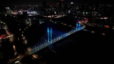 Güney Afrika 'daki Johannesburg' daki Mandela Köprüsü. Night Scape Kasabası. Aydınlatılmış Kablo Kalan Köprü. Güney Afrika 'da Johannesburg' da. Tarihi Köprü. Renkli Skyline.