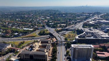 Johannesburg Yolu, Johannesburg, Gauteng Güney Afrika. Yüksek Binalar Peyzajı. Kavşak Arkaplanı. Güney Afrika 'da Johannesburg' da. Şehir merkezinde. Şehir Açık Hava.