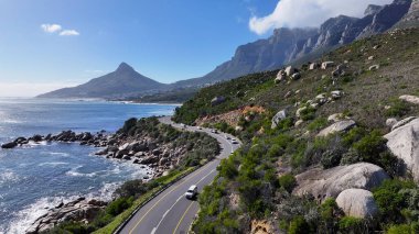 Güney Afrika Burnu 'ndaki Cape Town' daki sahil yolu. Masa Dağı Tarihi Yeri. Freeway Yolu. Cape Town Batı Cape Güney Afrika 'da. Turizm Seyahati. Yol Gezisi Skyline.
