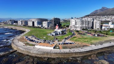 Güney Afrika 'nın batısındaki Cape Town' daki Yeşil Nokta Deniz Feneri. Masa Dağı manzarası. Şehir merkezinde. Cape Town Batı Cape Güney Afrika 'da. Turizm Seyahati. Büyüleyici Skyline.