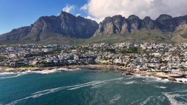 Güney Afrika Burnu 'ndaki Cape Town' daki kamplar. Masa Dağı Tarihi Yeri. Şehir merkezi binaları. Cape Town Batı Cape Güney Afrika 'da. Turizm Seyahati. Coast City Skyline.