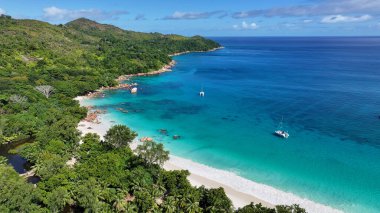 Victoria Seyşeller 'deki Praslin Adası' nda Anse Lazio Plajı. Hint Okyanusu manzarası. Plaj cenneti. Victoria 'daki Praslin Adası. Deniz Burnu Açık Hava. Archipelago arka planı. Turizm Seyahati.