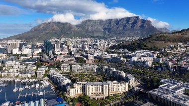 Cape Town 'da şehir merkezinde, Güney Afrika Burnu' nda. Masa Dağı manzarası. Şehir manzarası manzarası. Cape Town Batı Cape Güney Afrika 'da. Turizm Seyahati. Büyüleyici Skyline.