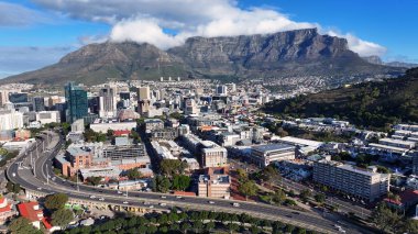 Cape Town 'da şehir merkezinde, Güney Afrika Burnu' nda. Masa Dağı Tarihi Yeri. Şehir merkezi binaları. Cape Town Batı Cape Güney Afrika 'da. Turizm Seyahati. Coast City Skyline.
