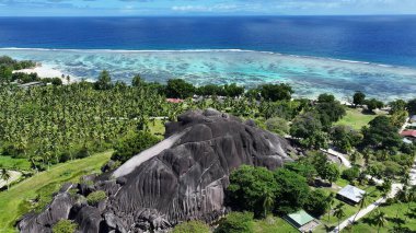 Victoria Seyşeller 'deki La Digue Adası' ndaki dev Union Rock. Hint Okyanusu manzarası. Plaj cenneti. Victoria 'daki La Digue Adası. Deniz Burnu Açık Hava. Archipelago arka planı. Turizm Seyahati.