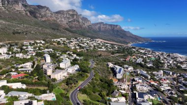 Güney Afrika Burnu 'ndaki Cape Town' daki kamplar. Masa Dağı Tarihi Yeri. Şehir merkezi binaları. Cape Town Batı Cape Güney Afrika 'da. Turizm Seyahati. Coast City Skyline.