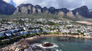 Güney Afrika Burnu 'ndaki Cape Town' daki kamplar. Masa Dağı Tarihi Yeri. Şehir merkezi binaları. Cape Town Batı Cape Güney Afrika 'da. Turizm Seyahati. Coast City Skyline.