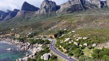 Güney Afrika Burnu 'ndaki Cape Town' daki sahil yolu. Masa Dağı Tarihi Yeri. Freeway Yolu. Cape Town Batı Cape Güney Afrika 'da. Turizm Seyahati. Yol Gezisi Skyline.