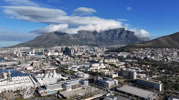 Güney Afrika 'nın batısındaki Cape Town limanında. Masa Dağı Tarihi Yeri. Şehir merkezi binaları. Cape Town Batı Cape Güney Afrika 'da. Turizm Seyahati. Coast City Skyline.