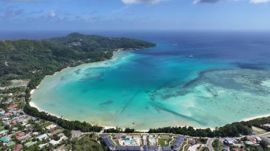 Victoria Seyşeller 'deki Mahe Adası' ndaki Anse Boileau Plajı. Hint Okyanusu manzarası. Plaj cenneti. Victoria 'daki Mahe Adası. Deniz Burnu Açık Hava. Archipelago arka planı. Turizm Seyahati.